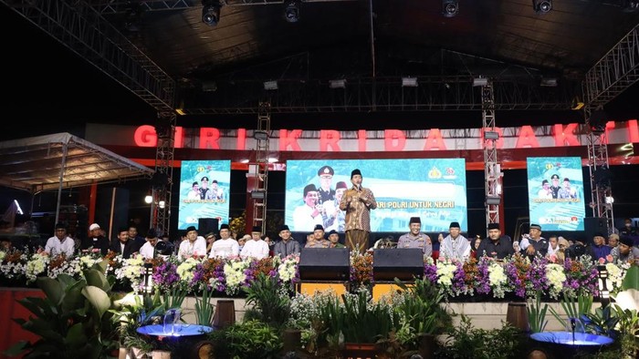 Acara yang digelar Polres Wonogiri itu didatangi ribuan warga dan para tokoh dari pelbagai agama. Acara yang digelar Polres Wonogiri itu didatangi ribuan warga dan para tokoh dari pelbagai agama.