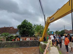 Debit Air Sungai Meningkat, Pemkab Banyuwangi Siagakan Alat Berat Debit Air Sungai Meningkat, Pemkab Banyuwangi Siagakan Alat Berat