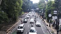 Bandung Siang Ini: Kendaraan Wisatawan Padati Pusat Kota