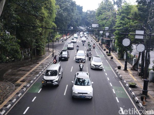 Bandung Siang Ini: Kendaraan Wisatawan Padati Pusat Kota