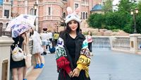 8 Gaya Playful Ashanty saat Main di Shanghai Disneyland, Curi Atensi