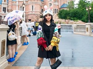 8 Gaya Playful Ashanty saat Main di Shanghai Disneyland, Curi Atensi 8 Gaya Playful Ashanty saat Main di Shanghai Disneyland, Curi Atensi