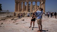 Athena Kepanasan! Turis Berlindung di Tengah Suhu Ekstrem