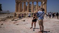 Athena Kepanasan! Turis Berlindung di Tengah Suhu Ekstrem