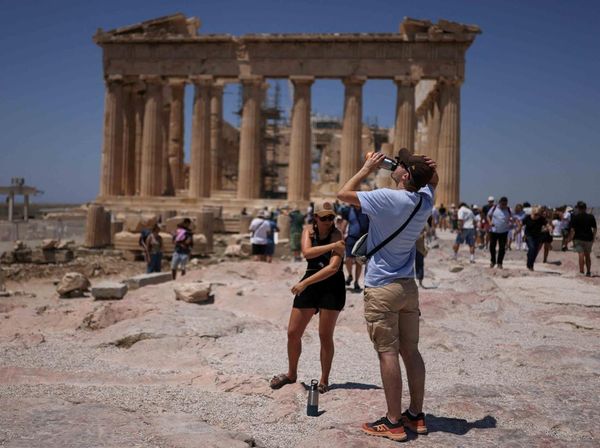 Athena Kepanasan! Turis Berlindung di Tengah Suhu Ekstrem