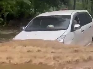 Banjir Sempat Genangi Akses Utama Trenggalek-Pacitan Banjir Sempat Genangi Akses Utama Trenggalek-Pacitan