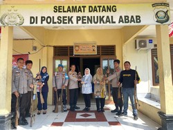 Camat Wanita di PALI Serahkan 9 Senpira ke Polisi