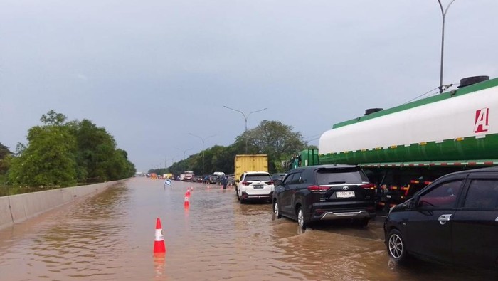 erpantau genangan air menutupi sebagian Jalan Tol Jakarta-Tangerang, tepatnya pada KM 24 di kedua jalur, baik arah Jakarta, maupun arah Tangerang.