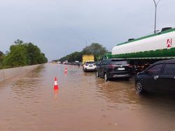 Genangan Air di Km 24 Tol Jakarta-Tangerang, Lalin Macet Malam Ini