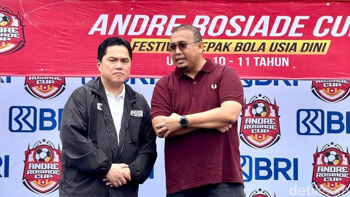 Ketum PSSI, Erick Thohir, bersama Andre Rosiade di pembukaan Andre Rosiade Cup.