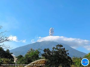 Gemuruh Letusan Ile Lewotolok Bikin Atap Rumah di Larantuka Bergetar Hebat Gemuruh Letusan Ile Lewotolok Bikin Atap Rumah di Larantuka Bergetar Hebat