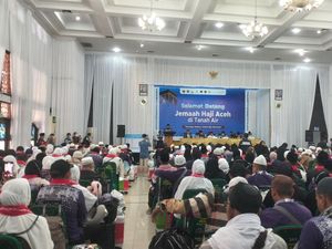 Jemaah Haji Aceh Kloter 01 Pulang, Haru Dijemput Keluarga Jemaah Haji Aceh Kloter 01 Pulang, Haru Dijemput Keluarga