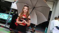 Lenggak-lenggok Umbrella Girl di Balapan SuperGT