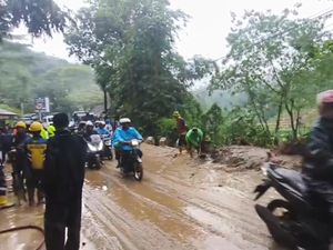 Sempat Tertimbun Longsor, Jalur Tasik-Garut Sudah bisa Dilintasi Sempat Tertimbun Longsor, Jalur Tasik-Garut Sudah bisa Dilintasi
