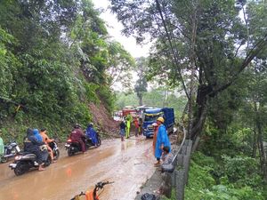 Longsor Tutup Akses Jalan Malang-Lumajang, Alat Berat Dikerahkan Longsor Tutup Akses Jalan Malang-Lumajang, Alat Berat Dikerahkan