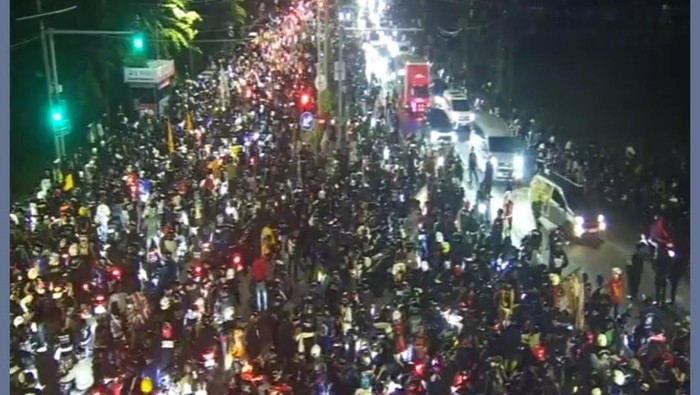 Massa pesilat tumplek blek penuhi jalanan surabaya Massa pesilat tumplek blek penuhi jalanan surabaya