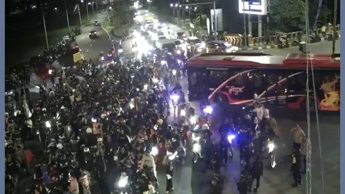 Massa pesilat tumplek blek penuhi jalanan surabaya