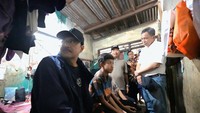 Mensos Kunjungi Rumah Orang Tua Calon Siswa Sekolah Rakyat di Cipayung