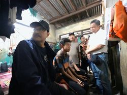 Mensos Kunjungi Rumah Orang Tua Calon Siswa Sekolah Rakyat di Cipayung