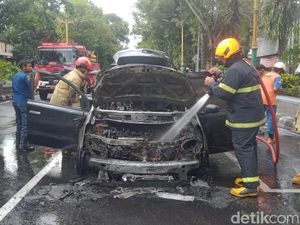 Mobil Rombongan Wisatawan Hangus Terbakar di Jalan Pemuda Klaten Mobil Rombongan Wisatawan Hangus Terbakar di Jalan Pemuda Klaten