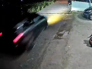 Viral Maling di Tower Provider Palembang, Pelaku Diduga Bersenpi Viral Maling di Tower Provider Palembang, Pelaku Diduga Bersenpi