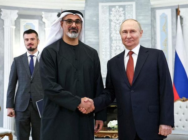 Momen Jabat Tangan Erat Putin & Putra Mahkota Abu Dhabi di Belarus