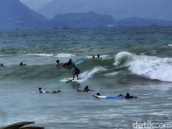 Cerita Setia Ujang Temani Para Penakluk Ombak di Sukabumi
