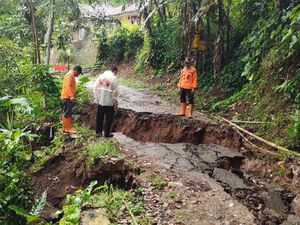 Jalan Desa di Lumbung Ciamis Putus Akibat Longsor, 2 Pemotor Terluka Jalan Desa di Lumbung Ciamis Putus Akibat Longsor, 2 Pemotor Terluka