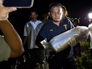 Teganya Bayi Baru Lahir Dibuang Hidup-hidup ke Sungai Brantas Teganya Bayi Baru Lahir Dibuang Hidup-hidup ke Sungai Brantas