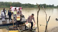 Naik Perahu, Jalur Inhu Bagikan Sembako ke Warga Pesisir Sungai Indragiri