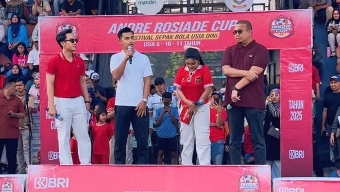 Pratama Arhan, Andre Rosiade, Andre Rosiade Cup Turnamen sepakbola usia dini Andre Rosiada Cup resmi dibuka pada hari Sabtu (28/6/2025) dan melibatkan 36 tim dari banyak sekali Sekolah Sepak Bola (SSB). Pratama Arhan dan Andre Rosiade hadir pribadi dalam program pembukaan.