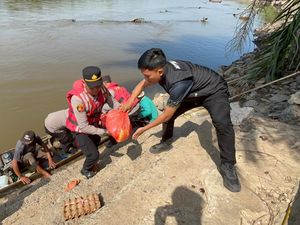 Jalur Polda Riau Layani Kesehatan Warga di Pinggir Sungai Batang Lubuh Rohul