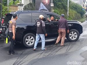 Pengendara Mobil Hendak Terobos One Way di Puncak hingga Tabrak Polisi Pengendara Mobil Hendak Terobos One Way di Puncak hingga Tabrak Polisi