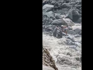 Seorang Warga Lumajang Terseret Banjir Lahar Gunung Semeru Seorang Warga Lumajang Terseret Banjir Lahar Gunung Semeru