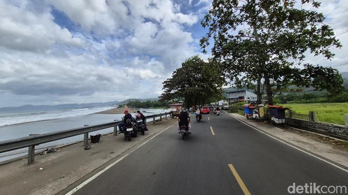 Suasana jalan menuju ke Pantai Palabuhanratu, Sabtu (28/6/2025). Suasana jalan menuju ke Pantai Palabuhanratu, Sabtu (28/6/2025).