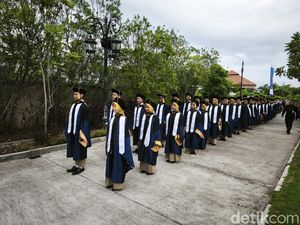 Suasana Haru Iringi Pelepasan Lulusan SMA Unggulan CT Arsa Foundation Sukoharjo Suasana Haru Iringi Pelepasan Lulusan SMA Unggulan CT Arsa Foundation Sukoharjo