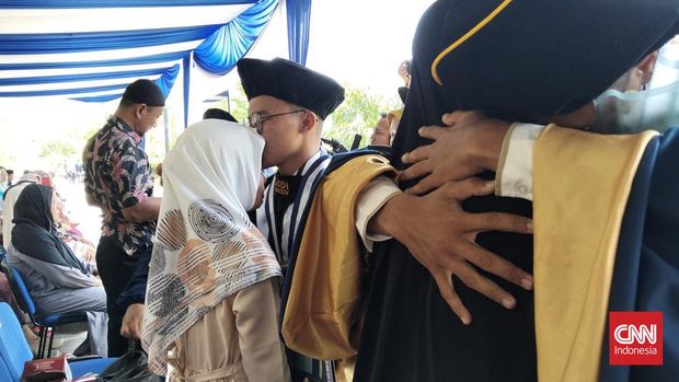 Suasana pelepasan siswa SMA Unggulan CT Arsa Foundation Sukoharjo, Jawa Tengah, Sabtu (28/6)