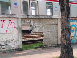 Kepingan Puzzle yang Belum Ketemu di Balik Tembok Bolong Jatinegara Kepingan Puzzle yang Belum Ketemu di Balik Tembok Bolong Jatinegara