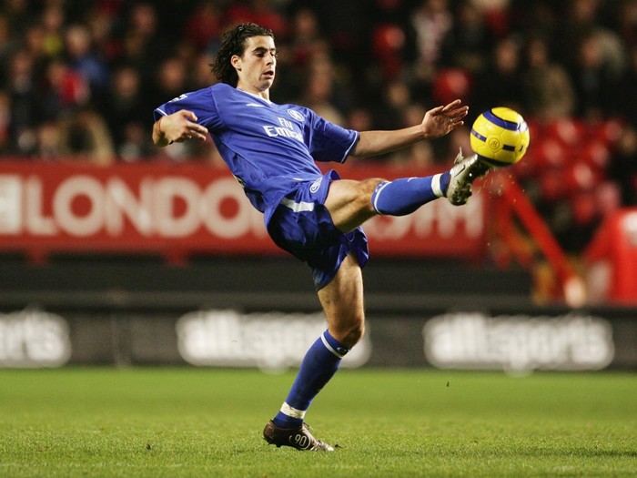 LONDON, ENGLAND - NOVEMBER 27:  Tiago of Chelsea stretches for the ball during the Barclays Premiership match between Charlton Athletic and Chelsea, held at The Valley Stadium on November 27, 2004 in London, England.  (Photo by Richard Heathcote/Getty Images)