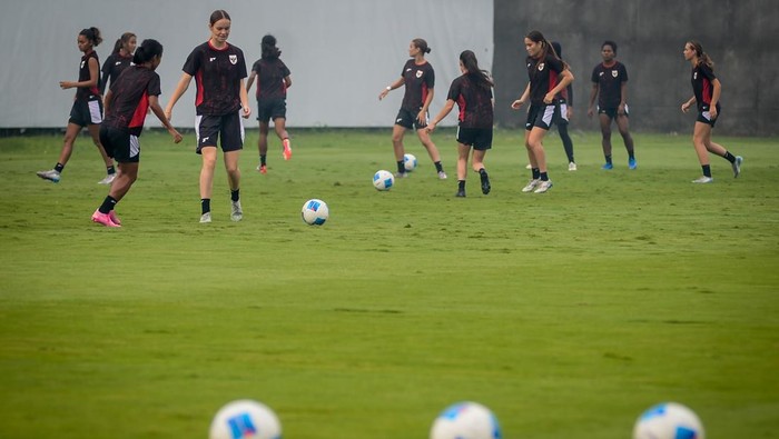Kiper Timnas Putri Indonesia Iris de Rouw menendang bola saat sesi latihan di Dewa United Arena, Kabupaten Tangerang, Banten, Sabtu (28/6/2025). Latihan tersebut sebagai persiapan menjelang laga kualifikasi Piala Asia Wanita 2026 Grup D melawan Kirgistan yang akan diselenggarakan pada Minggu (29/6) di Stadion Indomilk Arena. ANTARA FOTO/Putra M. Akbar