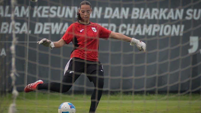 Kiper Timnas Putri Indonesia Iris de Rouw menendang bola saat sesi latihan di Dewa United Arena, Kabupaten Tangerang, Banten, Sabtu (28/6/2025). Latihan tersebut sebagai persiapan menjelang laga kualifikasi Piala Asia Wanita 2026 Grup D melawan Kirgistan yang akan diselenggarakan pada Minggu (29/6) di Stadion Indomilk Arena. ANTARA FOTO/Putra M. Akbar