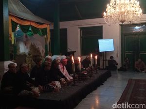 Napak Tilas Sejarah di Pembacaan Babad Cirebon Keraton Kanoman Napak Tilas Sejarah di Pembacaan Babad Cirebon Keraton Kanoman
