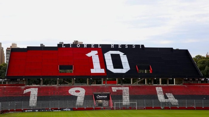 Tribun Lionel Messi Newell's Old Boys meresmikan tribun Lionel Messi di Stadion Marcelo Bielsa. Tribun berdiri itu berada di atas dengan warna klub merah-hitam, serta nomor 10 di bawah nama La Pulga.