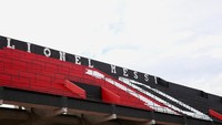 Messi bukan satu-satunya pesepakbola yang diabadikan jadi nama tribun di markas Newells Old Boys. Stadion Marcelo Bielsa juga punya tribun Diego Maradona yang berada tepat di seberang tribun LM10. (Foto: Instagram @newells)