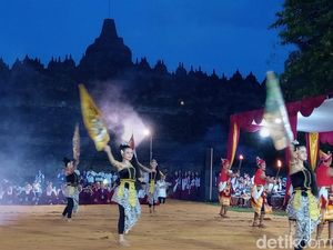 Umat Buddha Ikuti Ritual Apihoma di Candi Borobudur Umat Buddha Ikuti Ritual Apihoma di Candi Borobudur