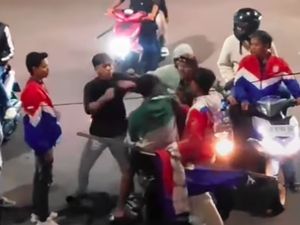 Viral Pemotor Dikeroyok Geng Motor di Leles Garut, 1 Pelaku Diringkus Viral Pemotor Dikeroyok Geng Motor di Leles Garut, 1 Pelaku Diringkus