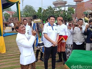 Trofi Juara Persib Bandung Meriahkan Hari Jadi ke-598 Cirebon Trofi Juara Persib Bandung Meriahkan Hari Jadi ke-598 Cirebon