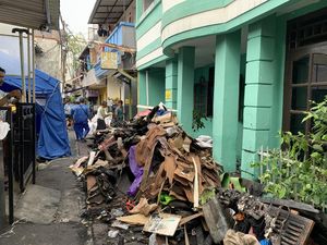 Warga Kwitang Bersihkan Puing-puing Sisa Kebakaran Kemarin