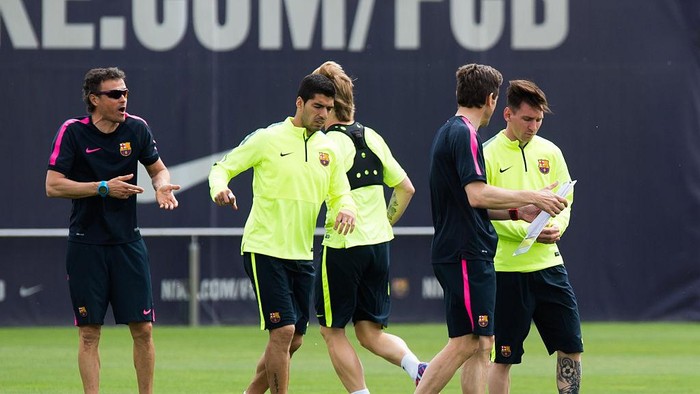 BARCELONA, SPAIN - MAY 05: Assistant coach Juan Carlos Unzue (2nd R) of FC Barcelona gives instructions to Lionel Messi (R) as head coach Luis Enrique Martinez (L) speaks to Luis Suarez (C) during a training session ahead of their UEFA Champions League semi-final first leg match against FC Bayern Muenchen at Ciutat Esportiva on May 5, 2015 in Barcelona, Spain. (Photo by Alex Caparros/Getty Images)