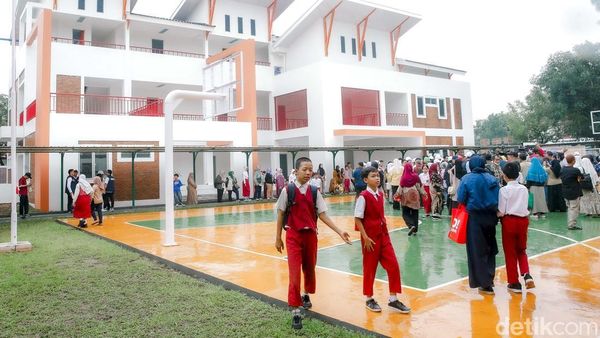 Antusias Siswa Melihat Sekolah Rakyat Sentra Handayani
